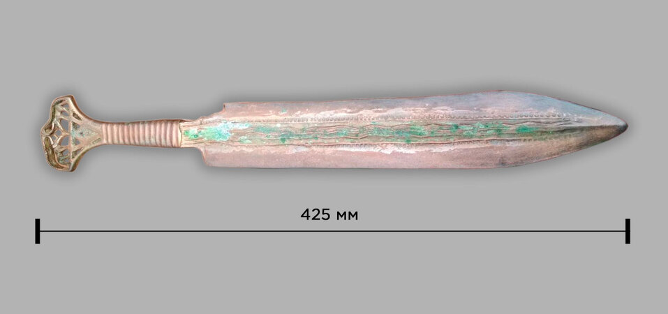 Черные копатели нашли в Тюменской области кинжал возрастом 3,5 тысячи лет 1 Черные копатели нашли в Тюменской области кинжал возрастом 3,5 тысячи лет 1