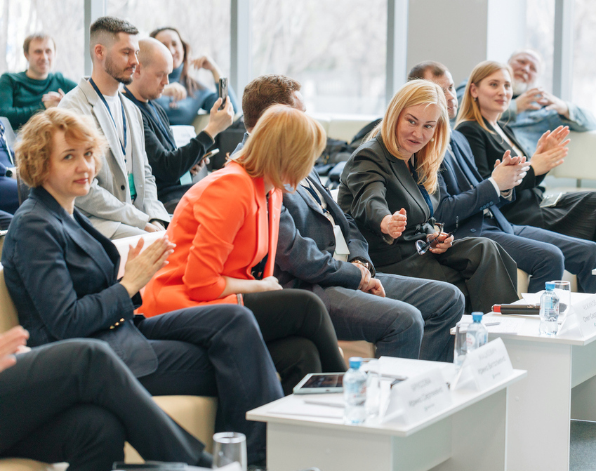 Эксперты обсуждают презентацию одного из проектов Эксперты обсуждают презентацию одного из проектов