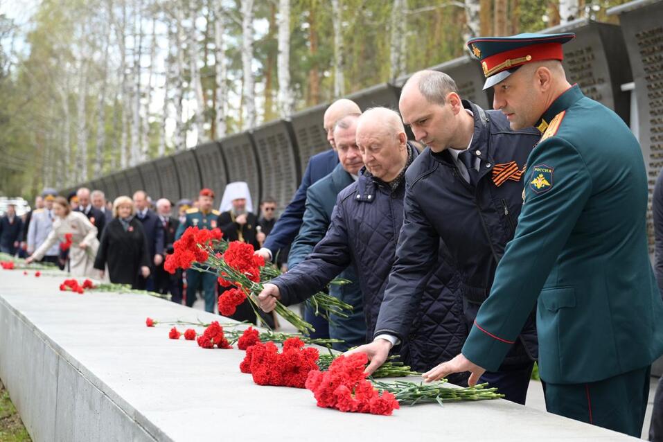 Возложение цветов, парад и «Бессмертный полк». 9 Мая в Екатеринбурге — как это было 1 Возложение цветов, парад и «Бессмертный полк». 9 Мая в Екатеринбурге — как это было 1
