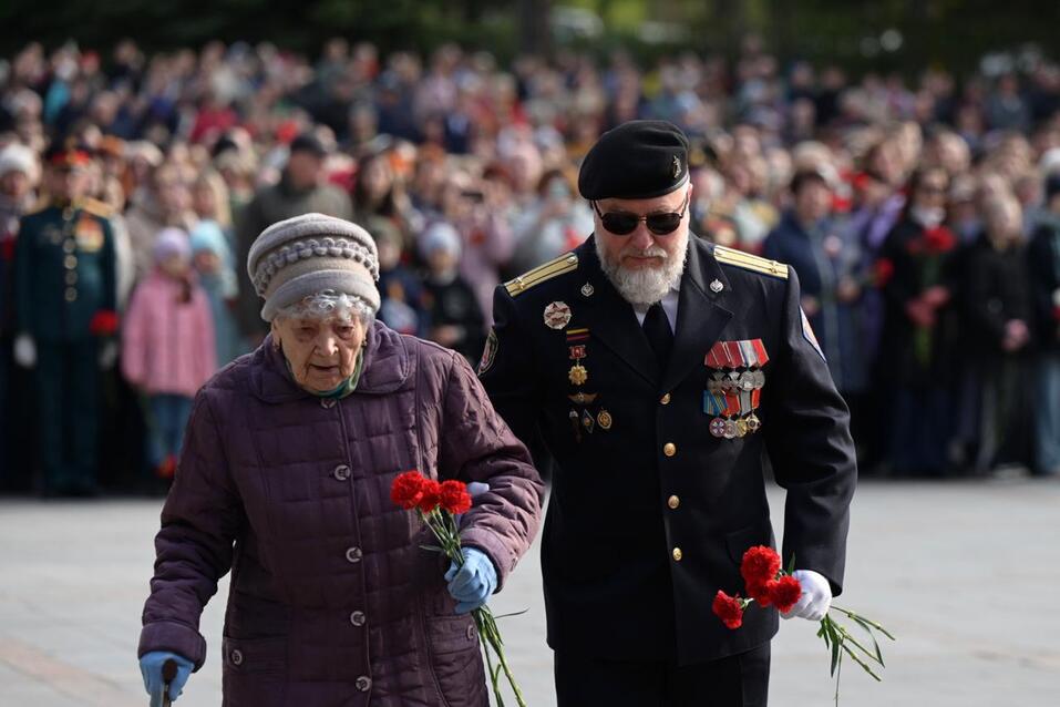 Возложение цветов, парад и «Бессмертный полк». 9 Мая в Екатеринбурге — как это было 2 Возложение цветов, парад и «Бессмертный полк». 9 Мая в Екатеринбурге — как это было 2