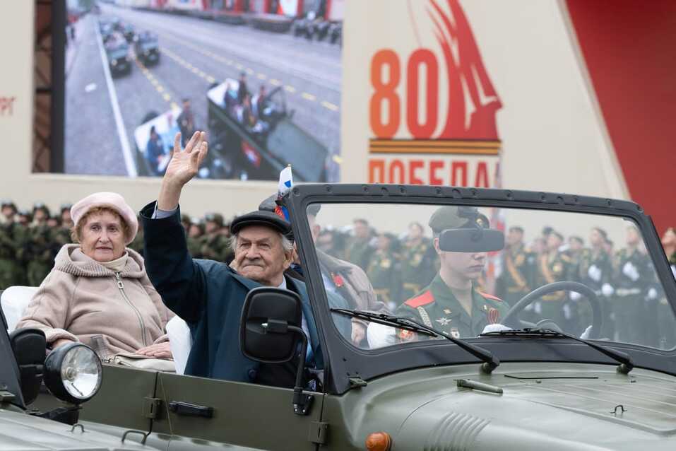 Возложение цветов, парад и «Бессмертный полк». 9 Мая в Екатеринбурге — как это было 3 Возложение цветов, парад и «Бессмертный полк». 9 Мая в Екатеринбурге — как это было 3