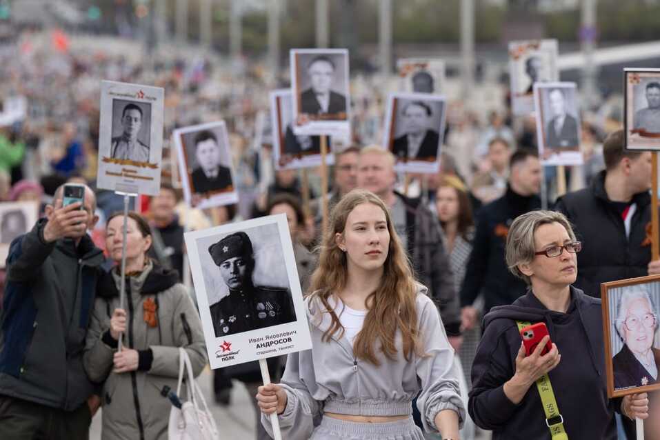Возложение цветов, парад и «Бессмертный полк». 9 Мая в Екатеринбурге — как это было 8 Возложение цветов, парад и «Бессмертный полк». 9 Мая в Екатеринбурге — как это было 8
