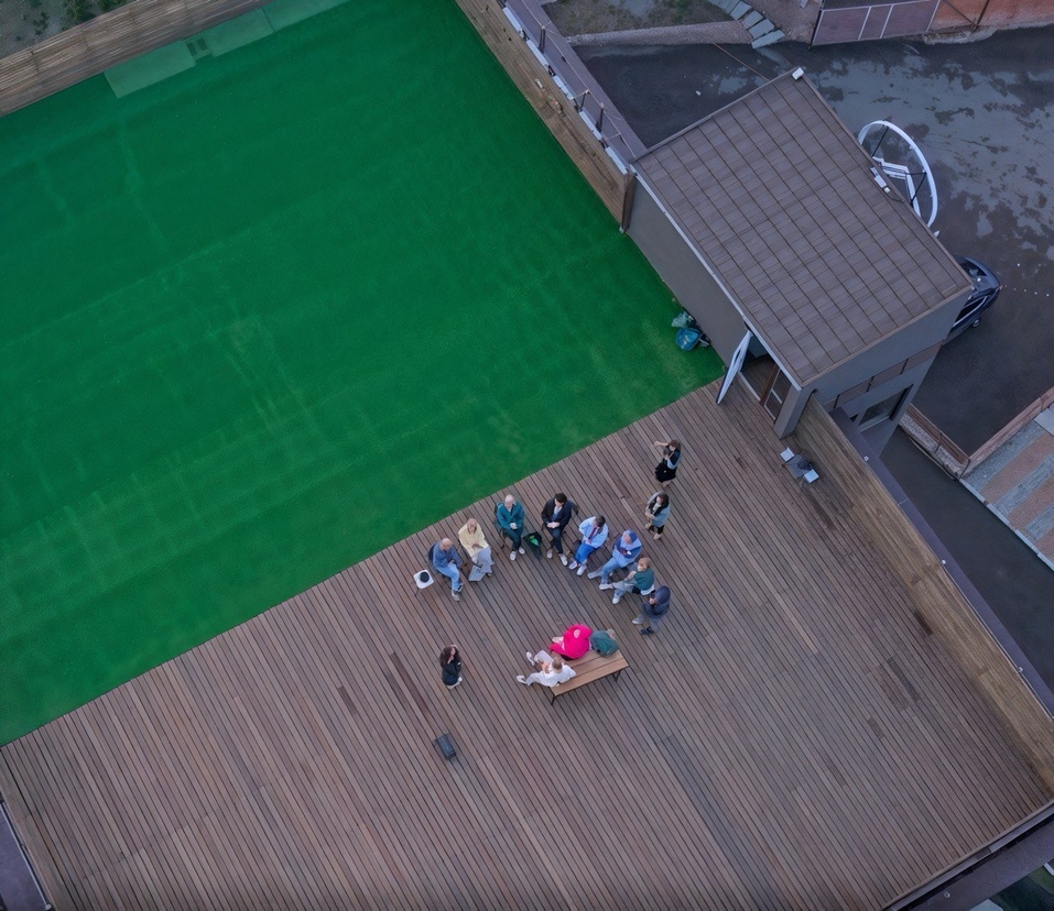 Панорамная крыша гостиничного комплекса может стать самостоятельной локацией для праздника или мастер-класса (Фото: Pillars) Панорамная крыша гостиничного комплекса может стать самостоятельной локацией для праздника или мастер-класса (Фото: Pillars)