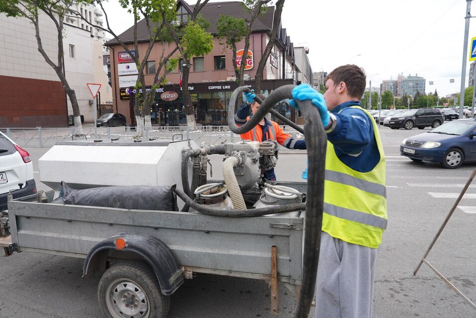 Тюменцы раскритиковали новый способ засева газонов (они решили, что их красят) 2 Тюменцы раскритиковали новый способ засева газонов (они решили, что их красят) 2