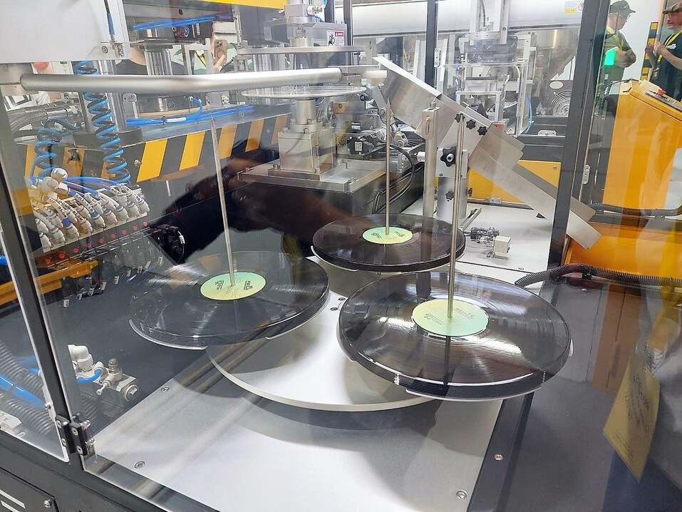 Кто и как производит виниловые пластинки в Свердловской области 8 Кто и как производит виниловые пластинки в Свердловской области 8