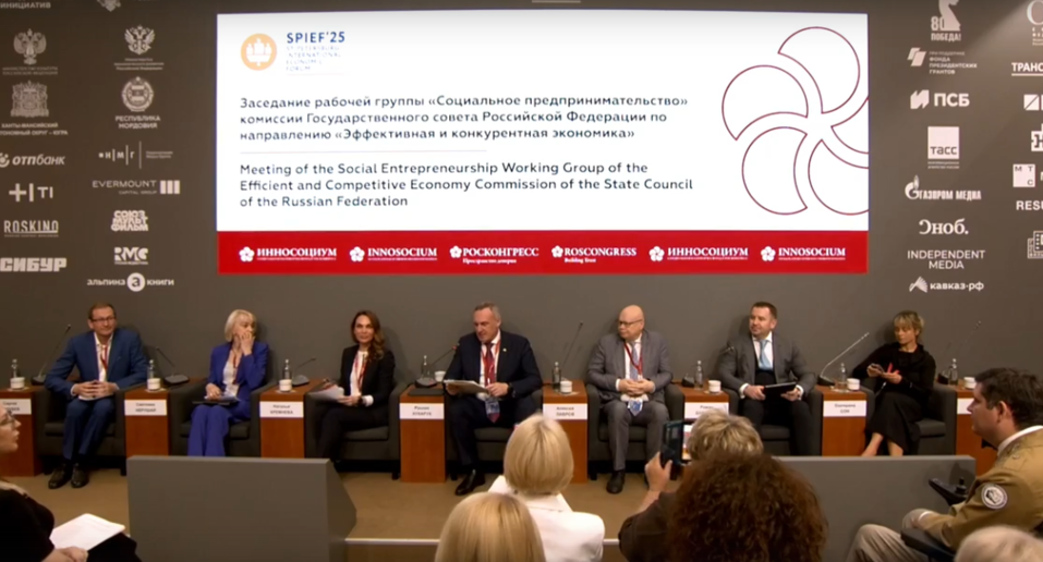 На ПМЭФ показали уральские «Фрагменты» — изделия из Сысерти понравились топовым гостям 1 На ПМЭФ показали уральские «Фрагменты» — изделия из Сысерти понравились топовым гостям 1