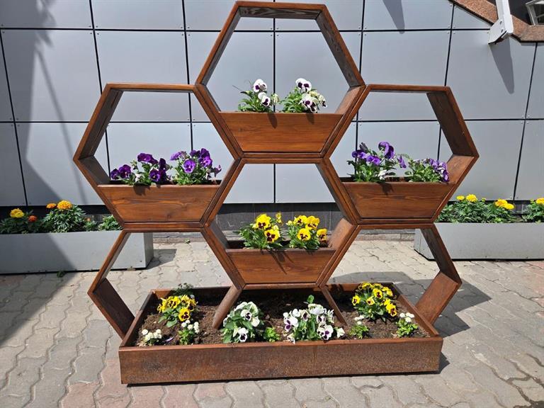 500+ компаний Красноярска украсили входные группы и летние локации цветами
1 500+ компаний Красноярска украсили входные группы и летние локации цветами
1