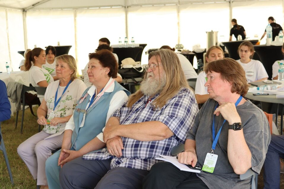 Студенты Красноярска работают над озеленением набережной на Стрелке 1 Студенты Красноярска работают над озеленением набережной на Стрелке 1