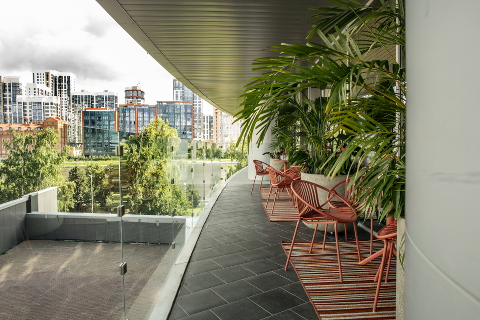 В Ельцин Центре открылось кафе с бук-кроссингом, видом на Исеть и закаты 1 В Ельцин Центре открылось кафе с бук-кроссингом, видом на Исеть и закаты 1