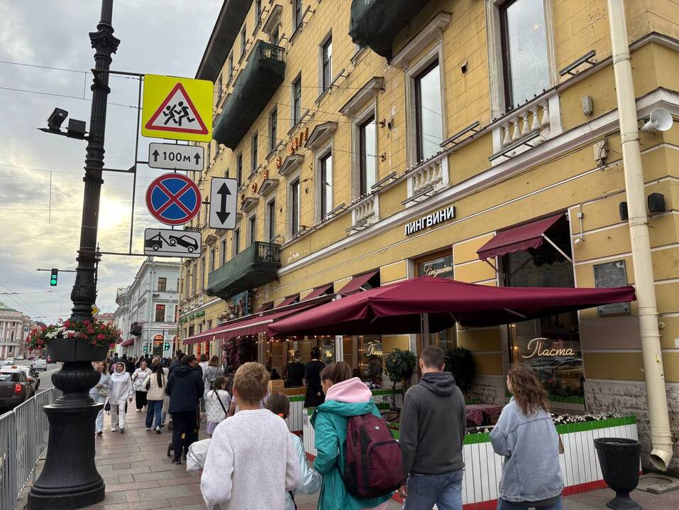 На фоне спада трафика на Невском ресторан Linguini привлекает гостей летней верандой
1 На фоне спада трафика на Невском ресторан Linguini привлекает гостей летней верандой
1