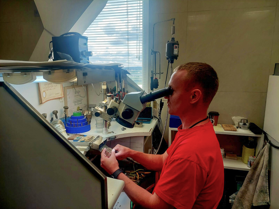 Космическая точность и слаженная работа. Как делают украшения за десятки миллионов рублей 10 Космическая точность и слаженная работа. Как делают украшения за десятки миллионов рублей 10