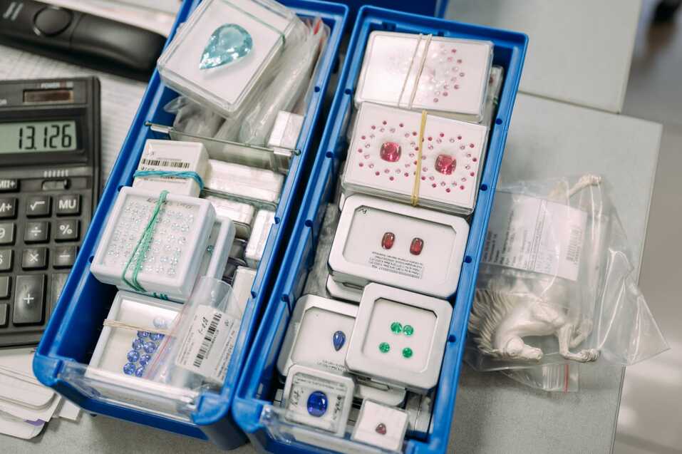 Космическая точность и слаженная работа. Как делают украшения за десятки миллионов рублей 9 Космическая точность и слаженная работа. Как делают украшения за десятки миллионов рублей 9