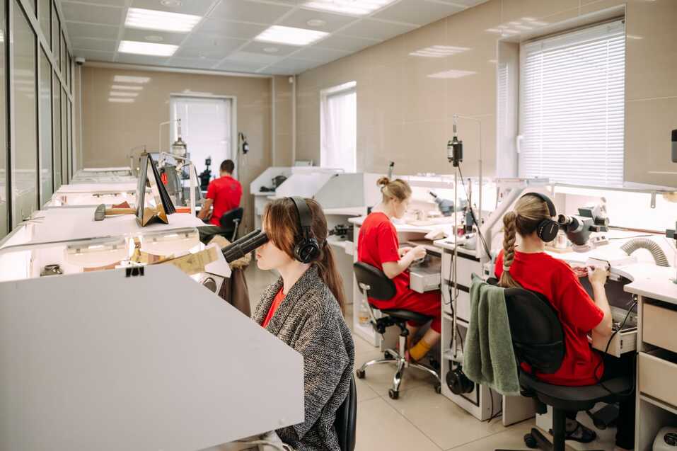 Космическая точность и слаженная работа. Как делают украшения за десятки миллионов рублей 11 Космическая точность и слаженная работа. Как делают украшения за десятки миллионов рублей 11