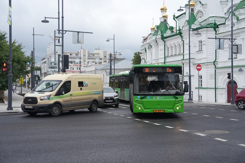 В Тюмени транспортный коллапс из-за работ на перекрестке Ленина и Первомайской 3 В Тюмени транспортный коллапс из-за работ на перекрестке Ленина и Первомайской 3