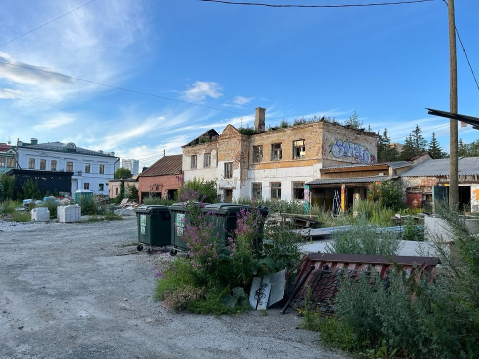 В Литературном квартале Екатеринбурга начали сносить дома 1 В Литературном квартале Екатеринбурга начали сносить дома 1