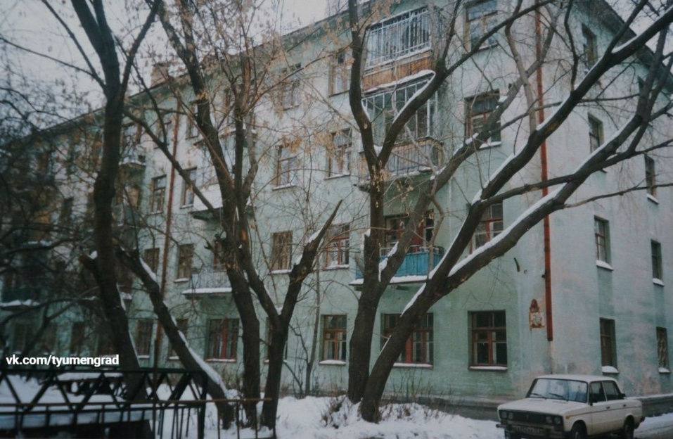 Жилой дом рядом с оранжевой сталинкой в центре Тюмени покрасят в зеленый цвет 2 Жилой дом рядом с оранжевой сталинкой в центре Тюмени покрасят в зеленый цвет 2