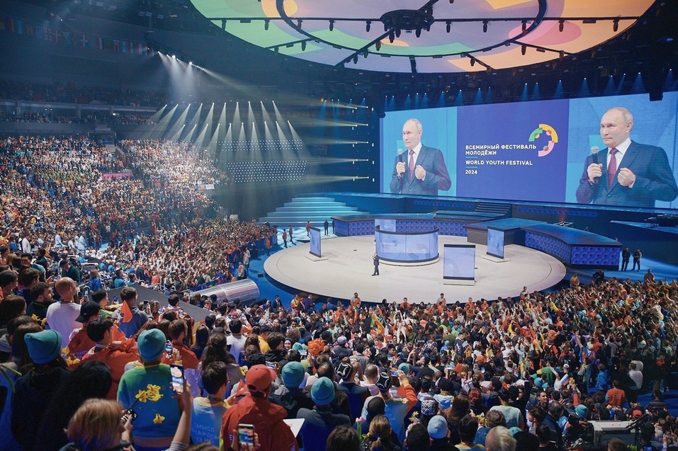 На фото: выступление Владимира Путина на Всемирном фестивале молодежи в 2024; Источник: vk.com/fest2024 На фото: выступление Владимира Путина на Всемирном фестивале молодежи в 2024; Источник: vk.com/fest2024