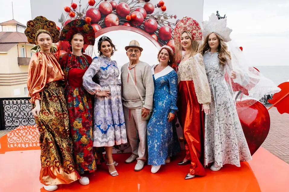 Юбилейный Business Residence в Челябинске: русский стиль, 500 гостей и торт у озера
1 Юбилейный Business Residence в Челябинске: русский стиль, 500 гостей и торт у озера
1