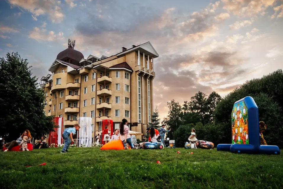 Юбилейный Business Residence в Челябинске: русский стиль, 500 гостей и торт у озера
5 Юбилейный Business Residence в Челябинске: русский стиль, 500 гостей и торт у озера
5