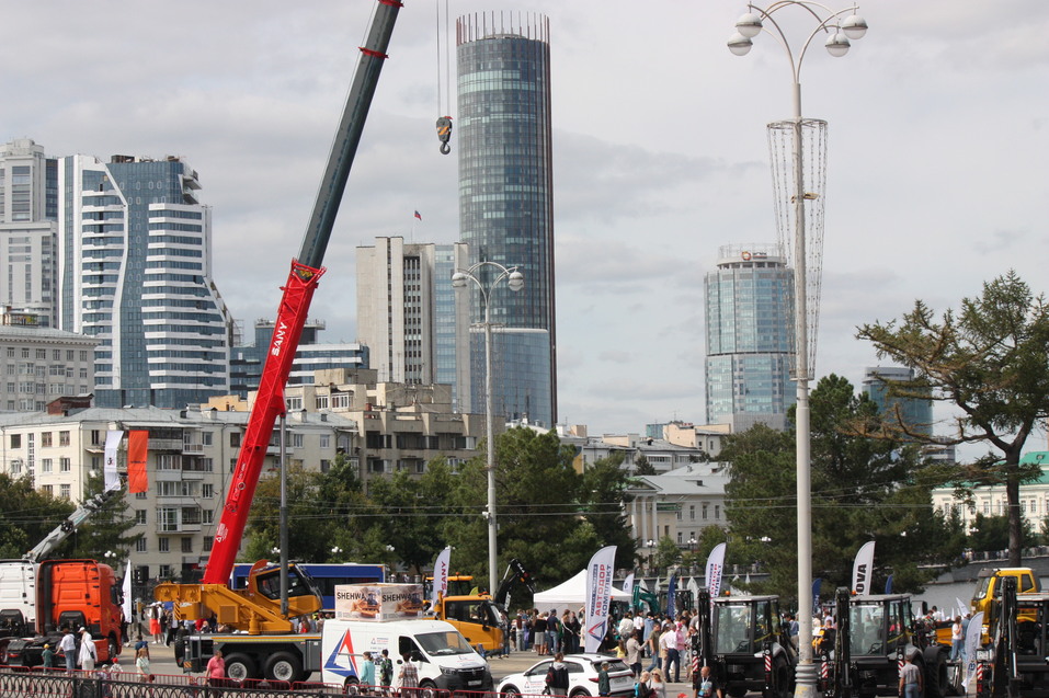 День строителя-2025 в Екатеринбурге с Лабубу, глэм-экскаватором и Биланом: фоторепортаж 2 День строителя-2025 в Екатеринбурге с Лабубу, глэм-экскаватором и Биланом: фоторепортаж 2