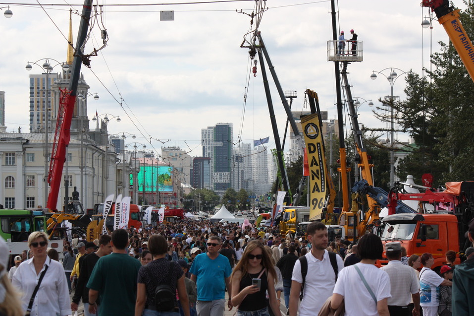 День строителя-2025 в Екатеринбурге с Лабубу, глэм-экскаватором и Биланом: фоторепортаж 3 День строителя-2025 в Екатеринбурге с Лабубу, глэм-экскаватором и Биланом: фоторепортаж 3