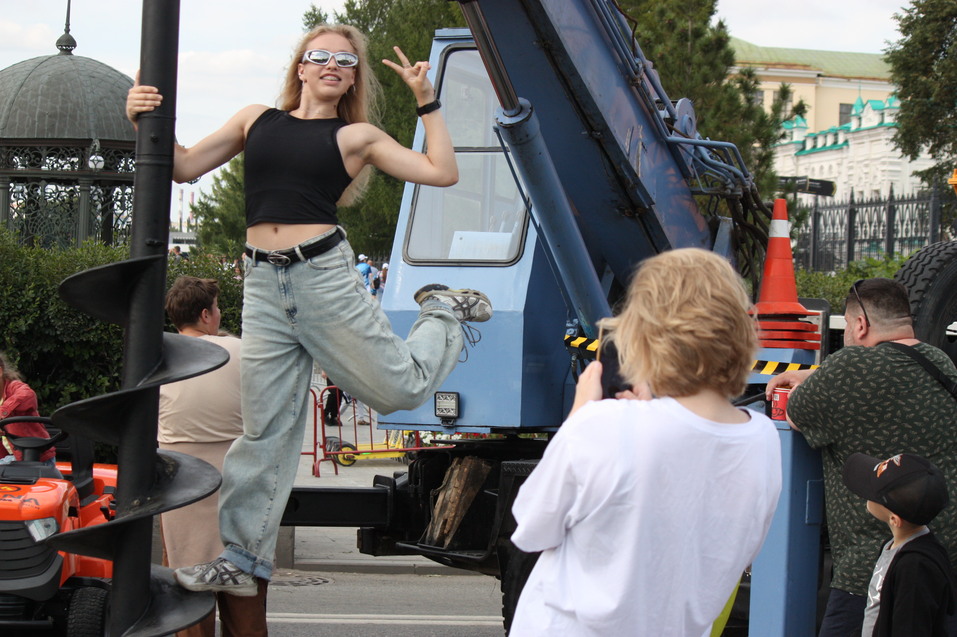 День строителя-2025 в Екатеринбурге с Лабубу, глэм-экскаватором и Биланом: фоторепортаж 5 День строителя-2025 в Екатеринбурге с Лабубу, глэм-экскаватором и Биланом: фоторепортаж 5