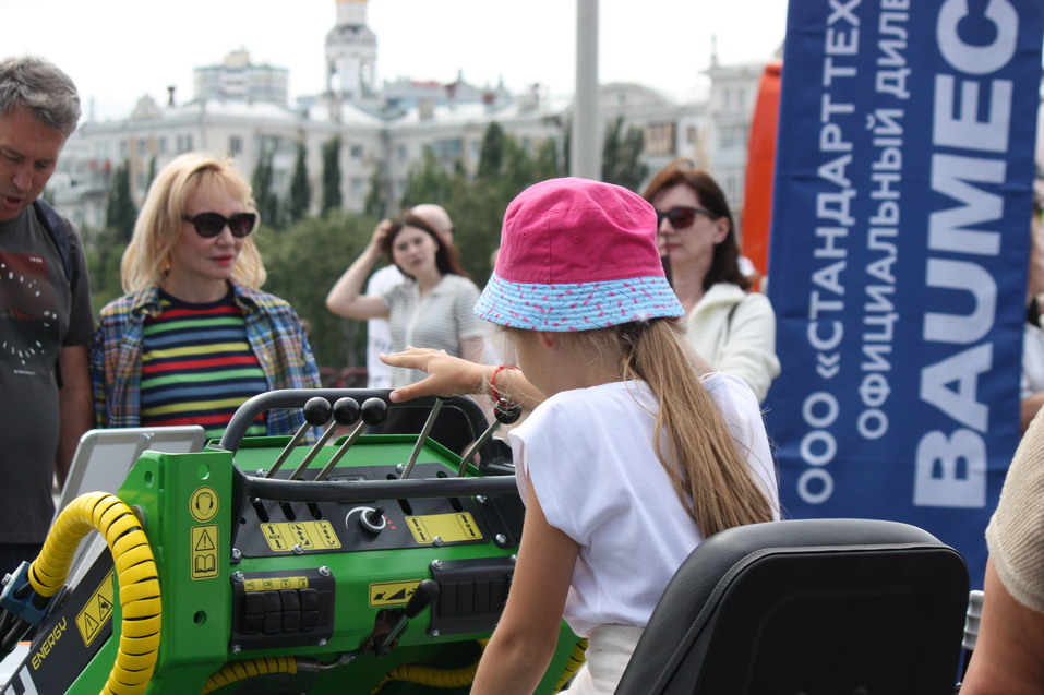 День строителя-2025 в Екатеринбурге с Лабубу, глэм-экскаватором и Биланом: фоторепортаж 12 День строителя-2025 в Екатеринбурге с Лабубу, глэм-экскаватором и Биланом: фоторепортаж 12