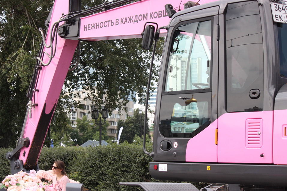 День строителя-2025 в Екатеринбурге с Лабубу, глэм-экскаватором и Биланом: фоторепортаж 13 День строителя-2025 в Екатеринбурге с Лабубу, глэм-экскаватором и Биланом: фоторепортаж 13