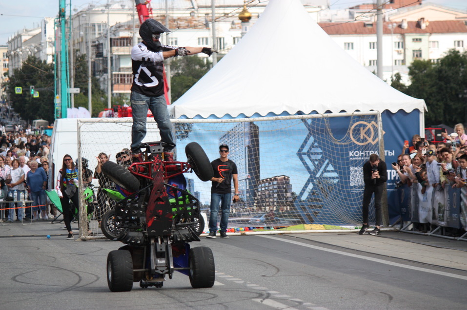 День строителя-2025 в Екатеринбурге с Лабубу, глэм-экскаватором и Биланом: фоторепортаж 18 День строителя-2025 в Екатеринбурге с Лабубу, глэм-экскаватором и Биланом: фоторепортаж 18