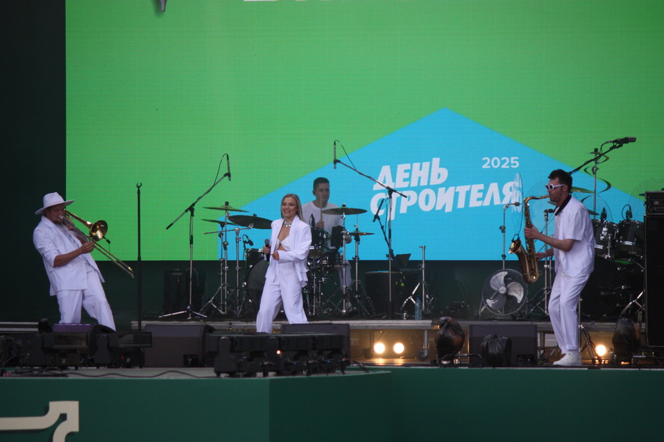 День строителя-2025 в Екатеринбурге с Лабубу, глэм-экскаватором и Биланом: фоторепортаж 21 День строителя-2025 в Екатеринбурге с Лабубу, глэм-экскаватором и Биланом: фоторепортаж 21