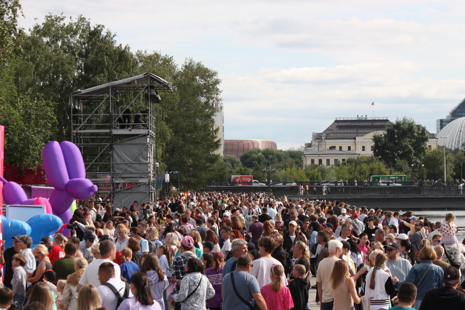 День строителя-2025 в Екатеринбурге с Лабубу, глэм-экскаватором и Биланом: фоторепортаж 47 День строителя-2025 в Екатеринбурге с Лабубу, глэм-экскаватором и Биланом: фоторепортаж 47