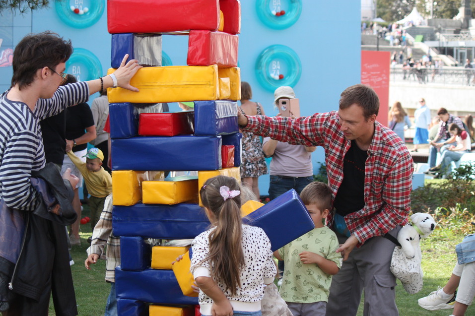 День строителя-2025 в Екатеринбурге с Лабубу, глэм-экскаватором и Биланом: фоторепортаж 32 День строителя-2025 в Екатеринбурге с Лабубу, глэм-экскаватором и Биланом: фоторепортаж 32