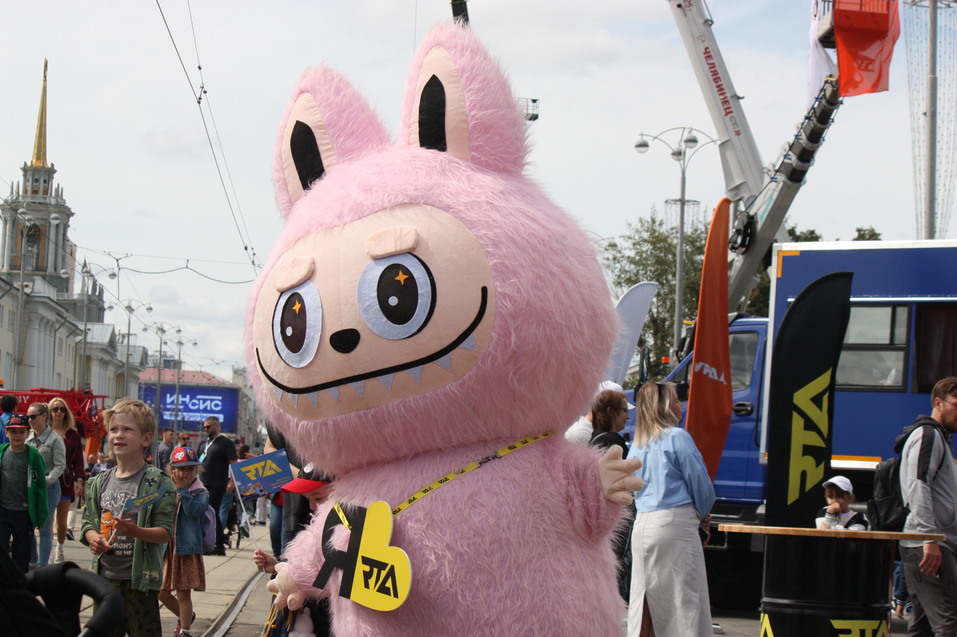 День строителя-2025 в Екатеринбурге с Лабубу, глэм-экскаватором и Биланом: фоторепортаж 39 День строителя-2025 в Екатеринбурге с Лабубу, глэм-экскаватором и Биланом: фоторепортаж 39