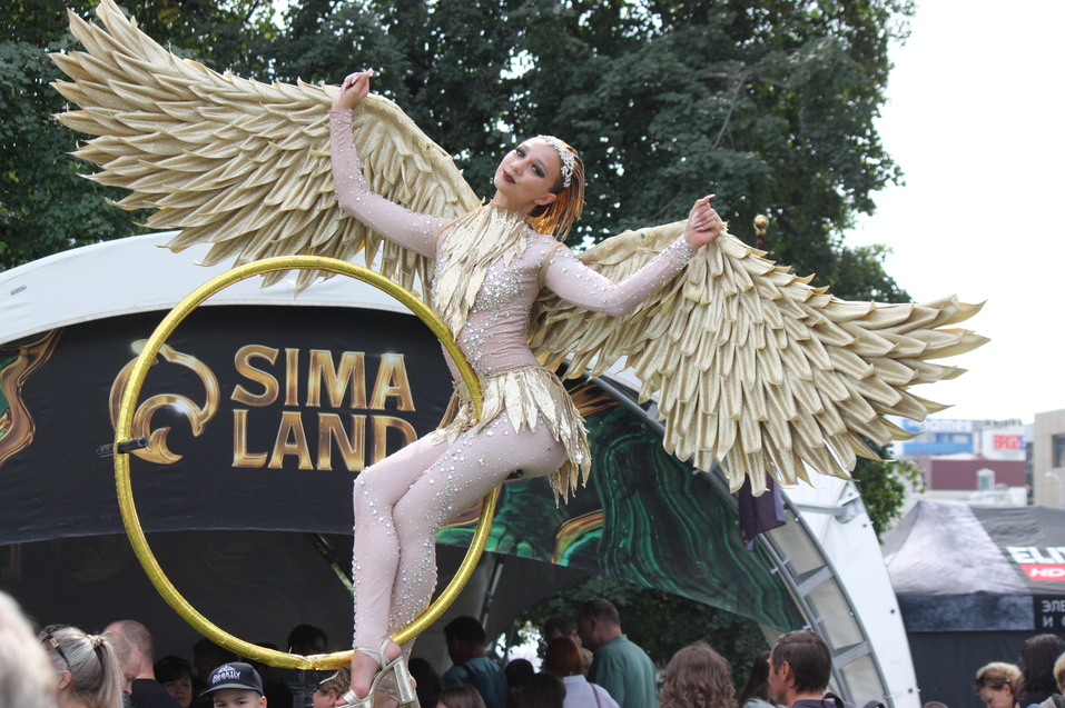 День строителя-2025 в Екатеринбурге с Лабубу, глэм-экскаватором и Биланом: фоторепортаж 42 День строителя-2025 в Екатеринбурге с Лабубу, глэм-экскаватором и Биланом: фоторепортаж 42