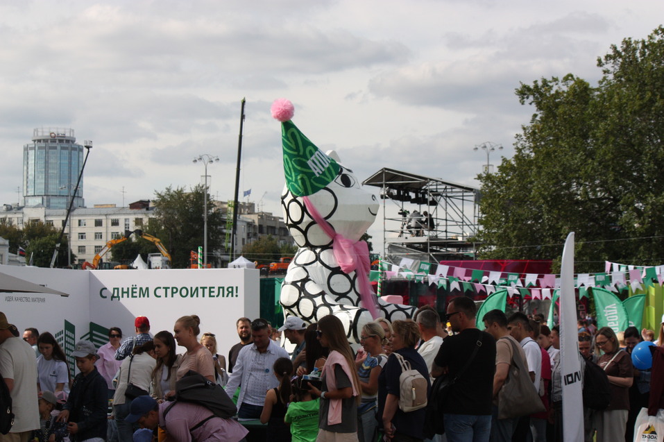 День строителя-2025 в Екатеринбурге с Лабубу, глэм-экскаватором и Биланом: фоторепортаж 46 День строителя-2025 в Екатеринбурге с Лабубу, глэм-экскаватором и Биланом: фоторепортаж 46