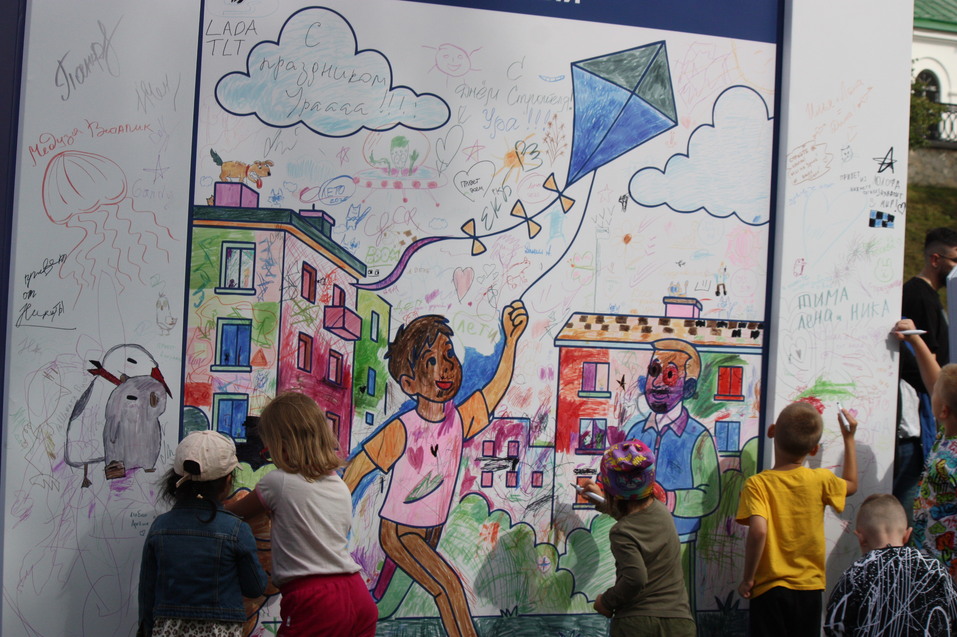 День строителя-2025 в Екатеринбурге с Лабубу, глэм-экскаватором и Биланом: фоторепортаж 56 День строителя-2025 в Екатеринбурге с Лабубу, глэм-экскаватором и Биланом: фоторепортаж 56