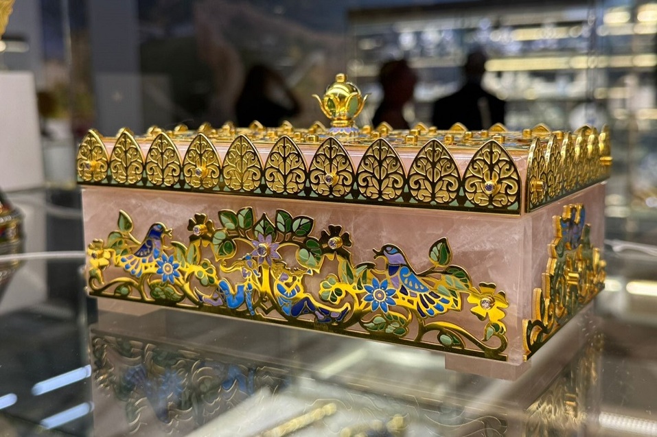 Поставщик Кремля из Челябинской области расширяет производство сувенирного оружия
1 Поставщик Кремля из Челябинской области расширяет производство сувенирного оружия
1