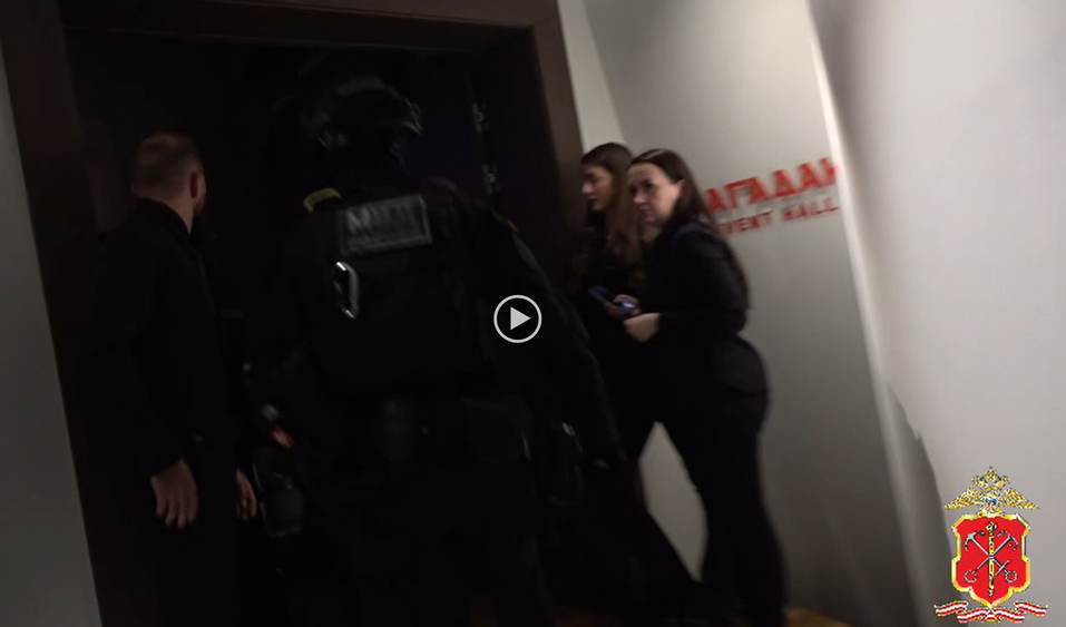 В петербургский ресторан Пинского нагрянули полицейские и изъяли запрещенку 1 В петербургский ресторан Пинского нагрянули полицейские и изъяли запрещенку 1