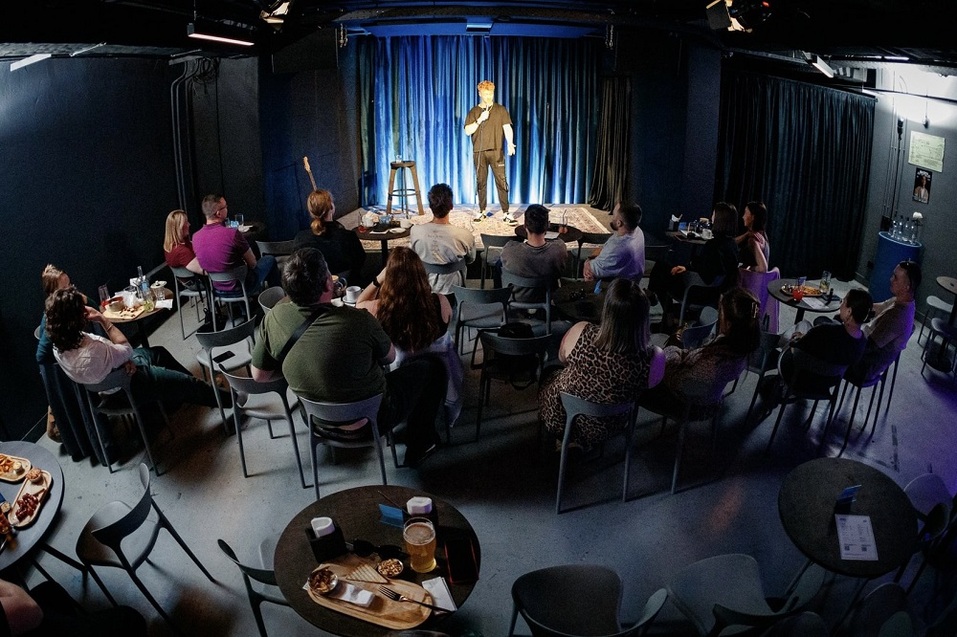 Юмор, выручка, донаты: как устроен первый стендап-клуб в Челябинске и на чём зарабатывает 3 Юмор, выручка, донаты: как устроен первый стендап-клуб в Челябинске и на чём зарабатывает 3