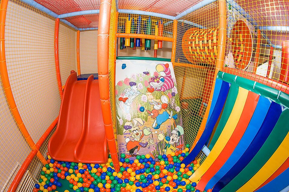 В оживленном районе Челябинска выставили на продажу детский клуб 3 В оживленном районе Челябинска выставили на продажу детский клуб 3