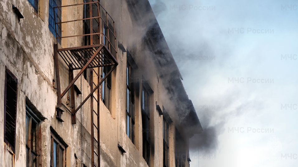 Заброшенный тюменский элеватор на берегу Туры начали разбирать 1 Заброшенный тюменский элеватор на берегу Туры начали разбирать 1