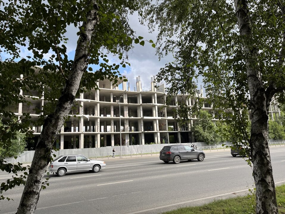 Попавший под КРТ долгострой на улице Мельникайте в центре Тюмени снесут 1 Попавший под КРТ долгострой на улице Мельникайте в центре Тюмени снесут 1