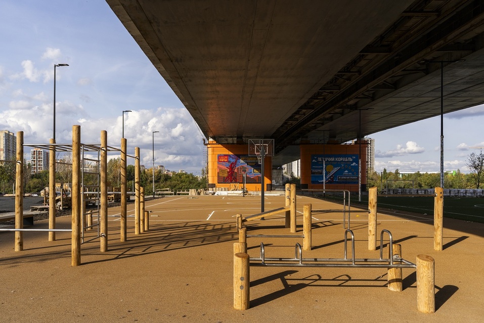 Под мостом на Профсоюзной появится футбольное поле с баскетбольной площадкой 1 Под мостом на Профсоюзной появится футбольное поле с баскетбольной площадкой 1