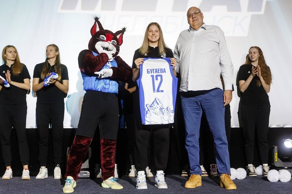 Танцы, новый маскот и автографы в небе: как «Динамо-Метар» открыл сезон в Челябинске 3 Танцы, новый маскот и автографы в небе: как «Динамо-Метар» открыл сезон в Челябинске 3