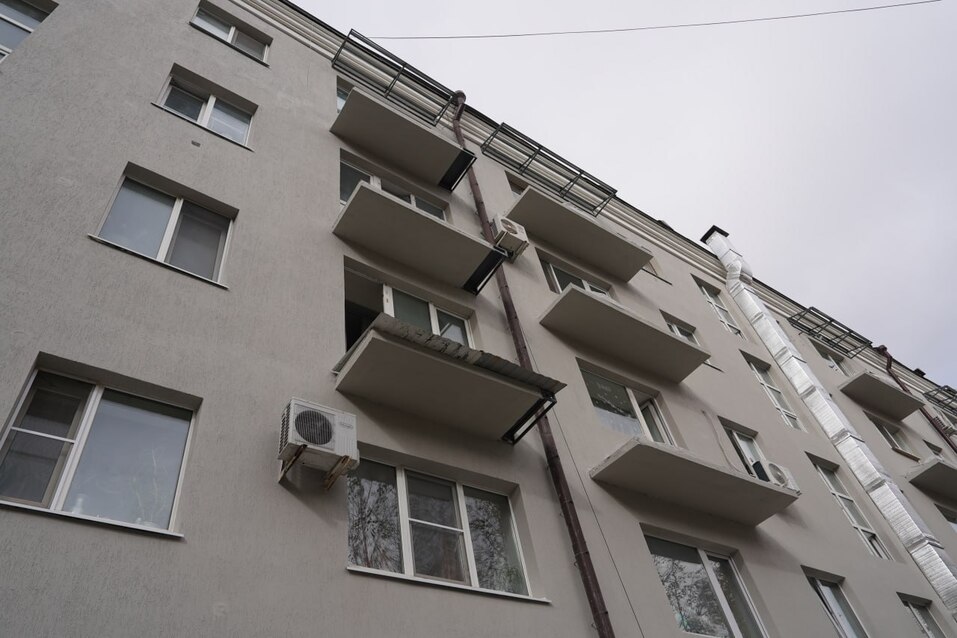 На пешеходной улице в центре Тюмени начался ремонт фасадов хрущевок 1 На пешеходной улице в центре Тюмени начался ремонт фасадов хрущевок 1