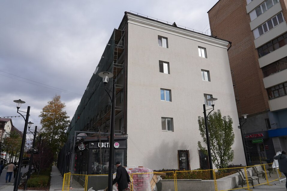 На пешеходной улице в центре Тюмени начался ремонт фасадов хрущевок 2 На пешеходной улице в центре Тюмени начался ремонт фасадов хрущевок 2