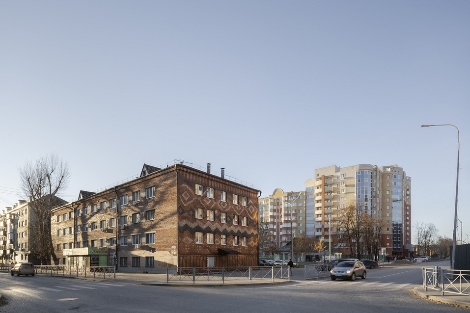 Здание старого общежития в Тюмени раскрасили, чтобы улучшить вид из окна 1 Здание старого общежития в Тюмени раскрасили, чтобы улучшить вид из окна 1