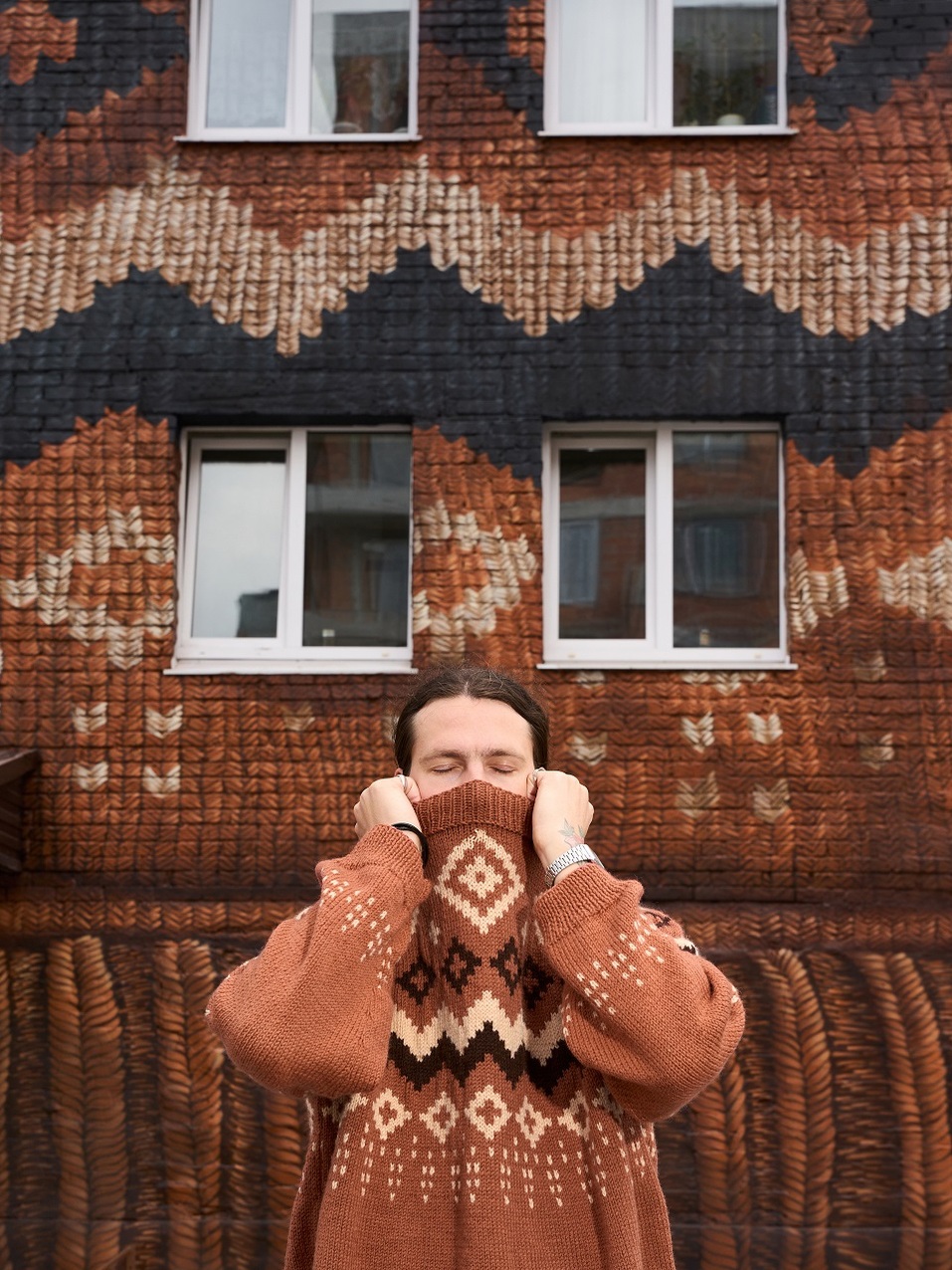 Здание старого общежития в Тюмени раскрасили, чтобы улучшить вид из окна 2 Здание старого общежития в Тюмени раскрасили, чтобы улучшить вид из окна 2