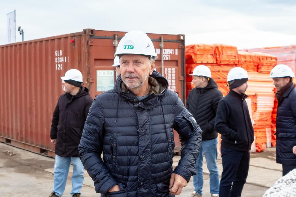 Монтаж каркаса тюменского завода префабов начался с бутылки шампанского 1 Монтаж каркаса тюменского завода префабов начался с бутылки шампанского 1