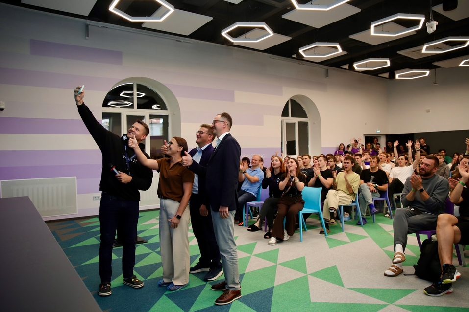 Дмитрий Козленков: Искусственный интеллект повышает эффективность работы
3 Дмитрий Козленков: Искусственный интеллект повышает эффективность работы
3